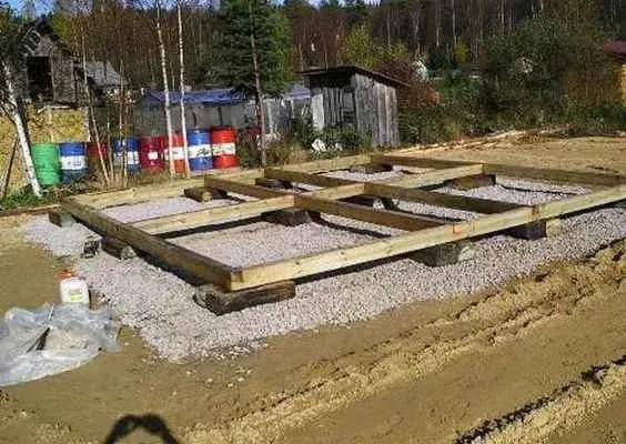 Фундамент из деревянных шпал